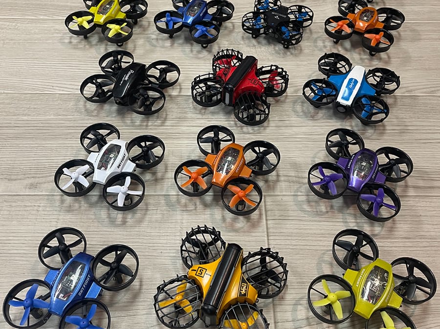 ドローンをはじめてみたいけど何を買ったらいいかわからない、買ったものの上手く飛ばせない...などなど超初心者さんの「はじめの一歩」をお手伝いするための体験会を随時開催しています。
当カフェでは、ドローンを保有し飛ばすために最低限知っておいていただきたい基礎知識の座学を必ず行います。その後、室内でトイドローンの操縦にチャレンジ！ドローンの挙動に慣れたら、屋外でのフライトに挑戦しましょう。


	内容：座学と実技
	時数：1時間〜
	場所：DRONEHOLIC cafe（座学）／JIN DANCE FACTORY（実技）
	最低人数：4名
	機材：レンタル機
	料金：5000円／1時間（税別）