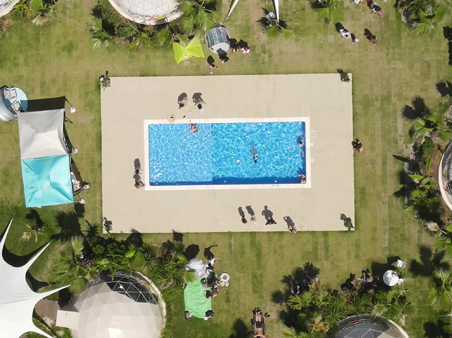 建設・インフラ業務一般で必要な知識と技術を基礎からしっかり習得していただく講座です。
当カフェで基礎講座（座学）を受講していただいた後、Dアカデミー主催の国土交通省認定講座「JUIDA i-con対応講座」を受講していただきます。 i-constructionで推奨するUAV測量を授業に取り入れ、自動航行など業務で安全に運用できることを目的としていますので、現在業務で活用されてる方やこれから業務運用をお考えの方に適した講座です。


	内容：座学と実技
	時数：約8時間×5日
	場所：DRONEHOLIC cafe（座学）／Dream Drone Flying Fieldなど（屋外訓練）
	最低人数：1名
	機材：レンタル機
	料金：320,000円（税別）