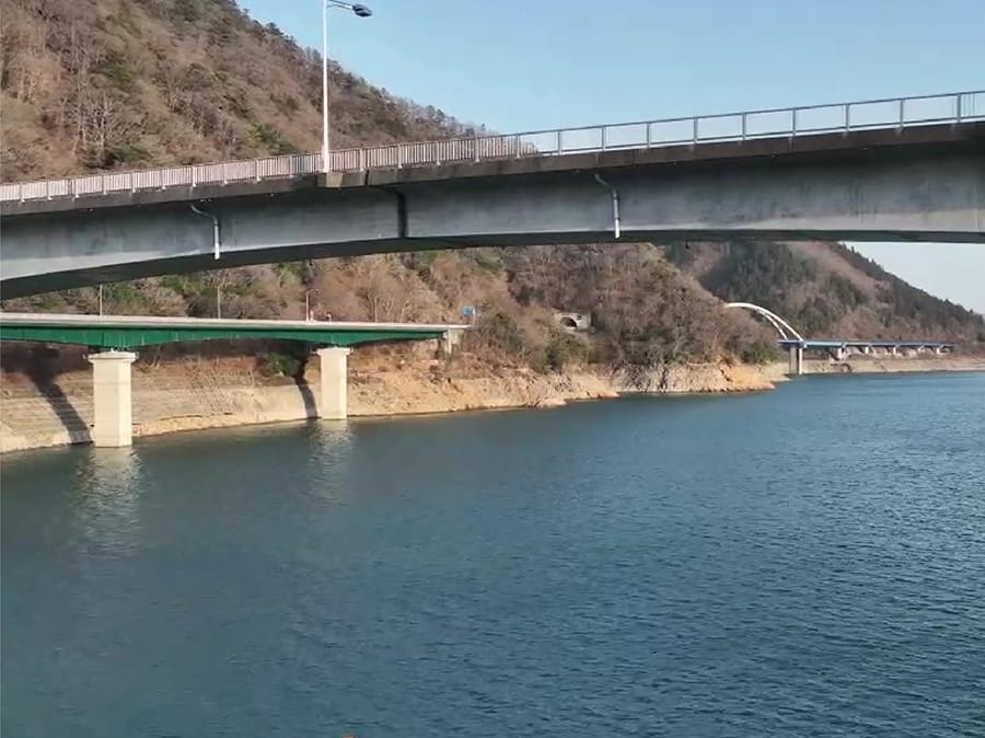 外壁や屋根、公園や空地など、アクセスが困難な箇所や広すぎる場所の点検／測量にドローンを活用しませんか？足場やハシゴが不要なため、安全しかも短時間で作業が完了します。ご希望アングルの撮影だけでなく、ご希望箇所の面積測量もお手軽な価格で承ります。また、ドローン撮影に必要な許認可はご発注者に取得していただく業者が多いですが、当社は格安で許認可取得代行をご案内させていただきます。


	事前調査費：50,000円〜
	平面測量：50,000円〜
	立体測量：120,000円〜
	見積書作成代行：50,000円〜
	飛行許認可取得代行：20,000円程度



上記は当社から移動1時間圏内を想定した価格です。遠隔地の場合は別途交通費をお見積もらせていただきます。
その他、配管／煙突／ボイラー／屋根裏／床下等狭小空間の撮影もご相談ください。