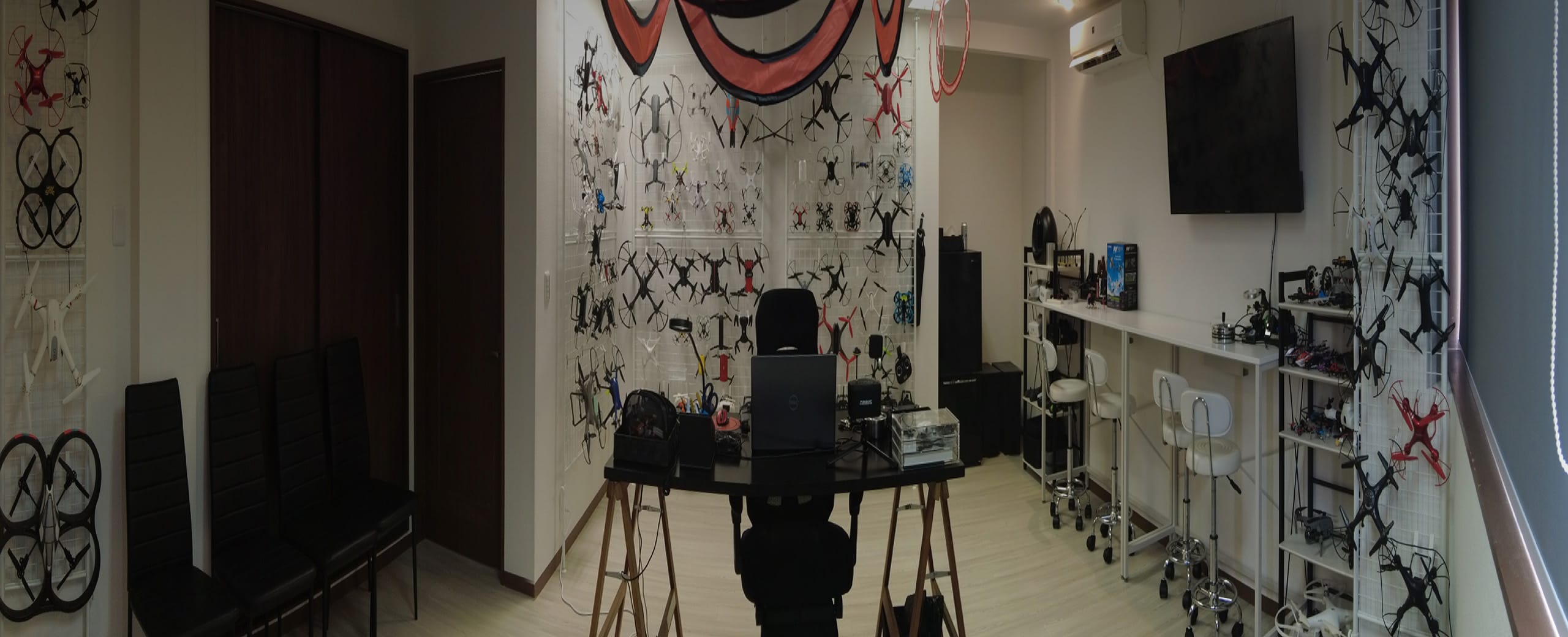 ドローンホリックカフェは、ドローンやラジコンなど多種多様な機体を展示している
「ドローン中毒者」のための交流スペースです。（カフェといっても喫茶店ではありません。）
ドローンが欲しいけど何を買えばよいかわからない...、買ったはいいけど扱い方がわからない...、
どこでどのように飛ばせばいいのかわからない...。
そんなさまざまな疑問を解決するために講習会や体験会などを開催し
みなさまが楽しいドローンライフの第一歩を踏み出すお手伝いをいたします。